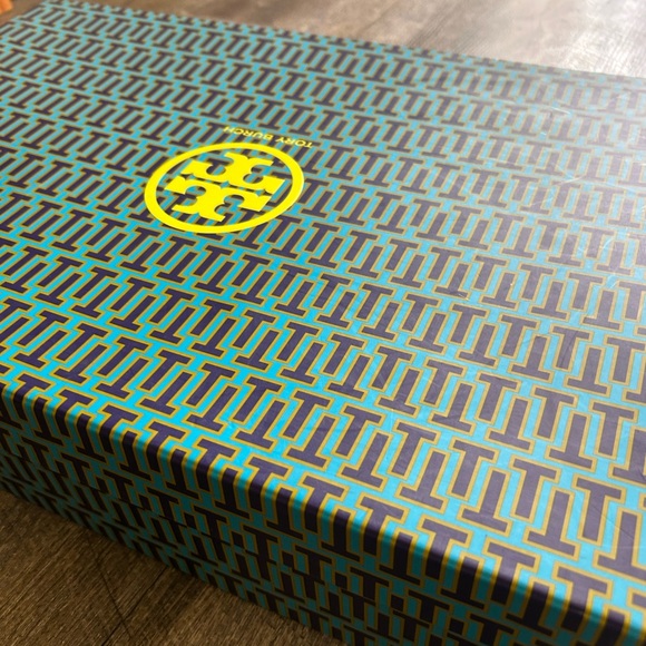 Tory Burch Patterned Box - Picture 5 of 8